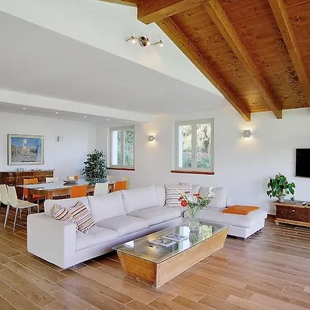 Sleeps 10 Pool Air Con Wifi