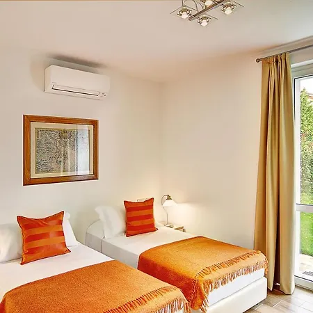 Sleeps 10 Pool Air Con Wifi וילה בלאג'יו